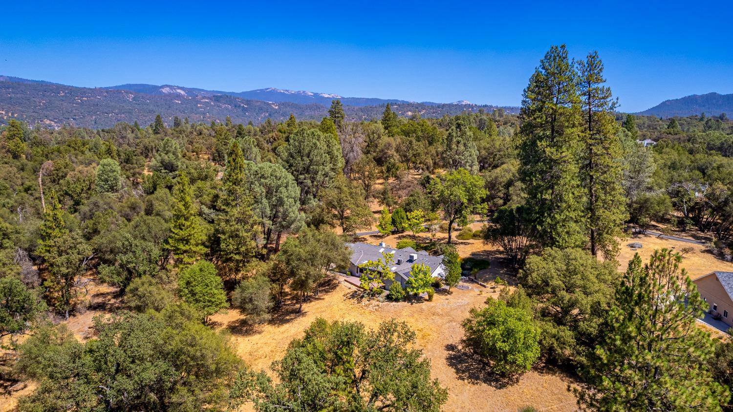 49709 Meadowview Drive Oakhurst, CA 93644 - Photo 57 of 59 a view of a city with a mountain