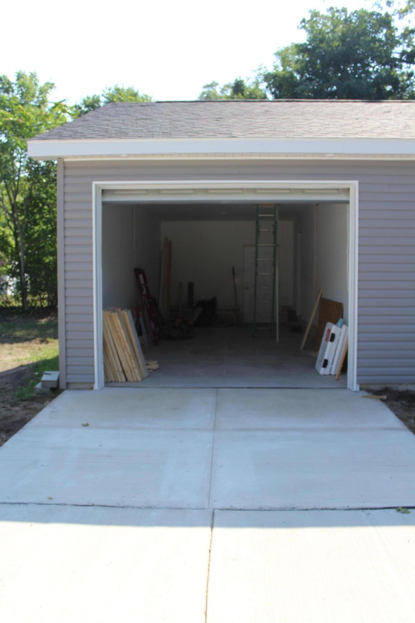 501 Alva Street Muskegon, MI 49442 - Photo 5 of 19 Garage