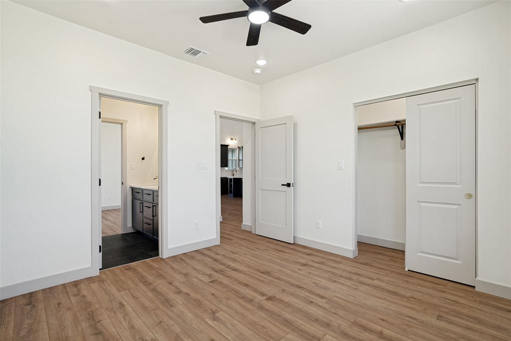 1150 Doss Road Millsap, TX 76066 - Photo 25 of 32 Bedroom 2 featuring wood-finish flooring, a ceiling fan, recessed lighting, and a closet with sliding doors with shared en-suite jack and jill bathroom