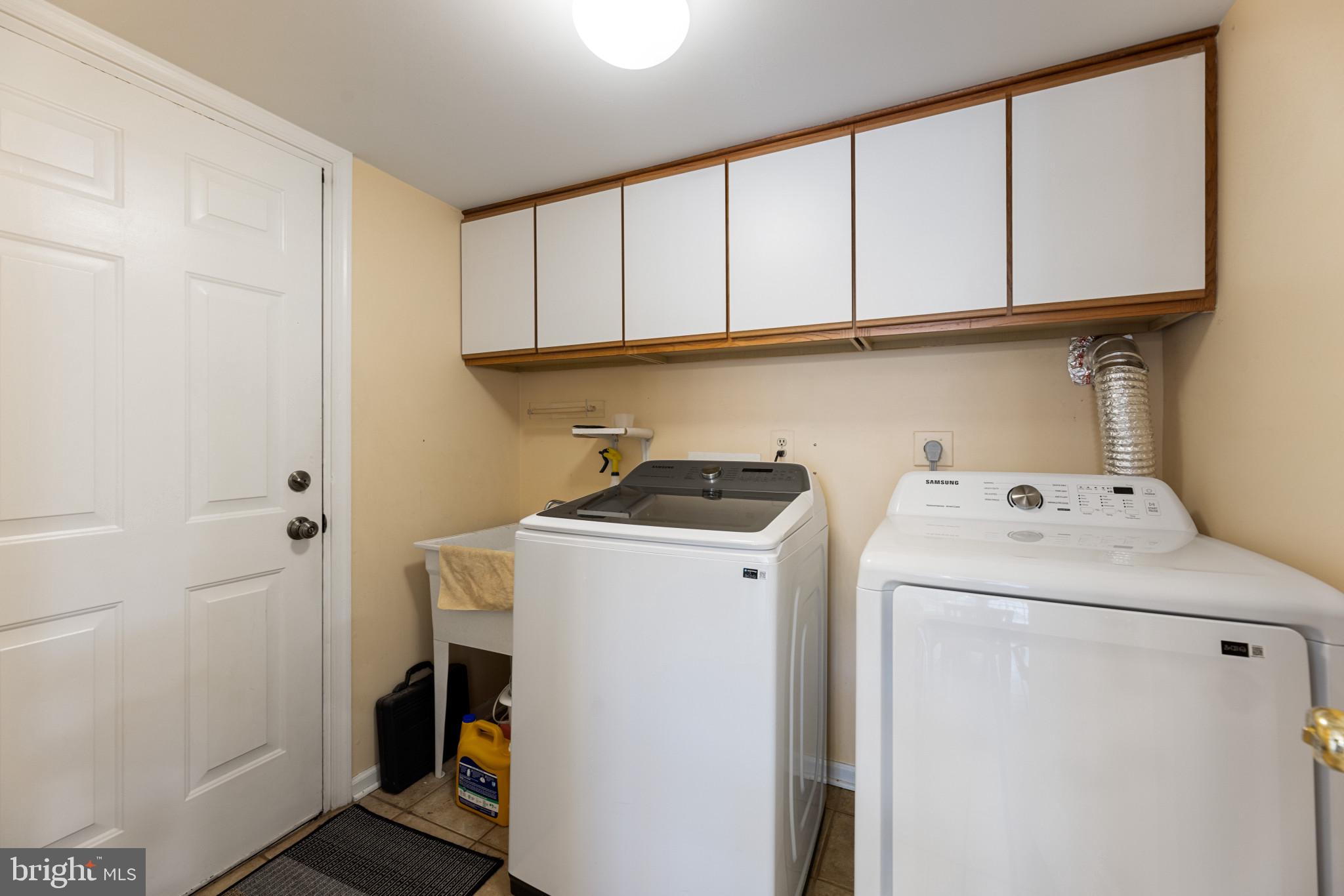 6189 Hidden Canyon Road Centreville, VA 20120 - Photo 41 of 48 Laundry Room on main level