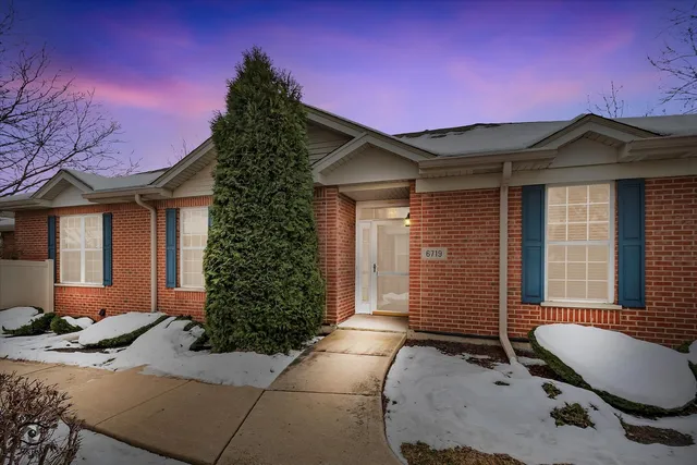 $329,900 | 6719 Pine Lake Drive, Tinley Park, IL 60477