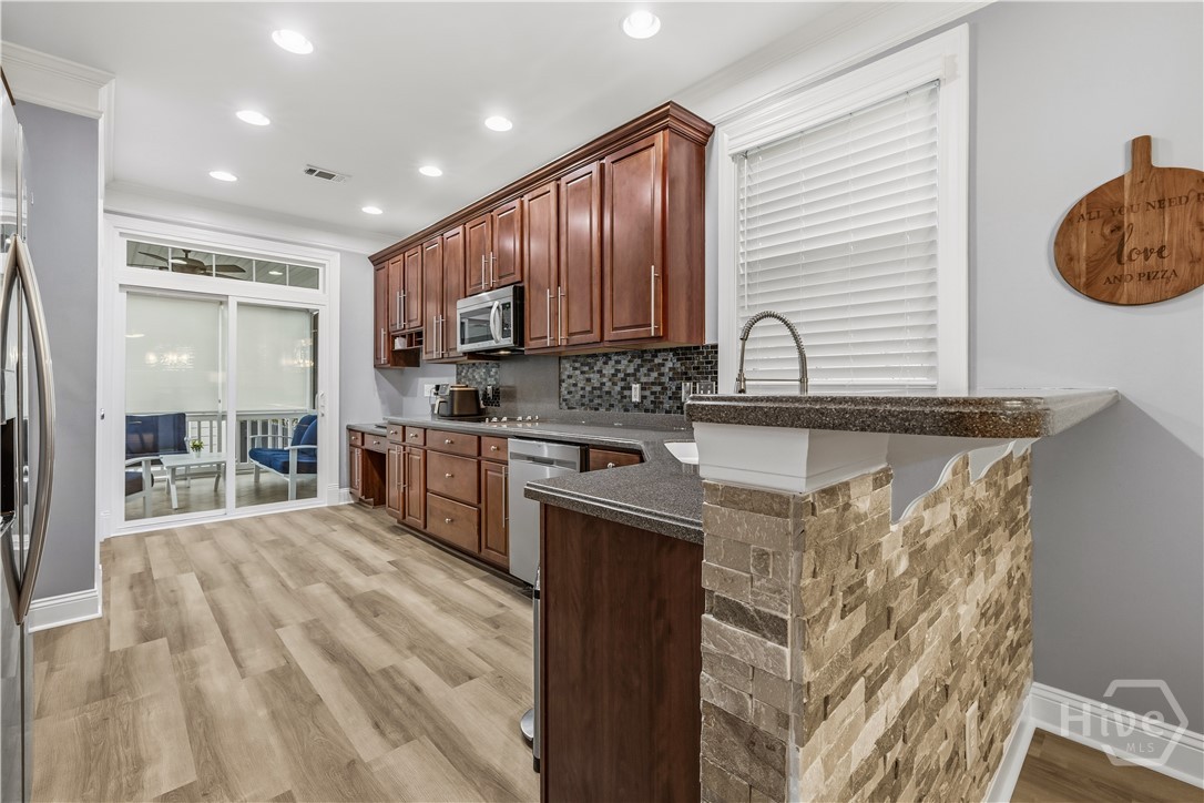 305 Lakeview Drive Pooler, GA 31322 - Photo 10 of 41 Kitchen