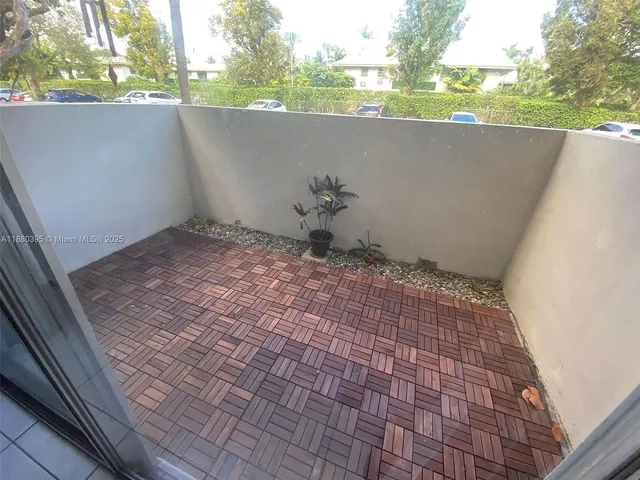 a view of a fountain in the front of a building