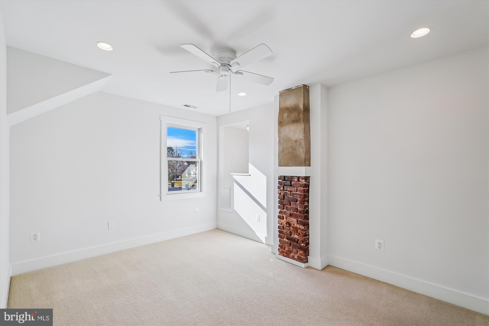 104 Pershing Avenue Northwest Leesburg, VA 20176 - Photo 24 of 36 an empty room with windows