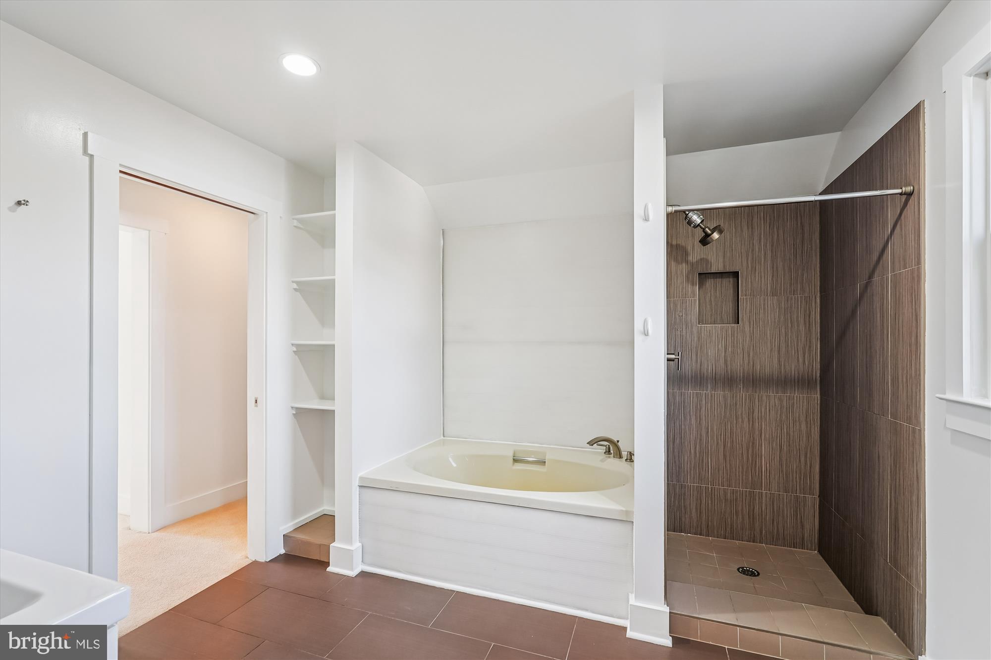 104 Pershing Avenue Northwest Leesburg, VA 20176 - Photo 28 of 36 a bathroom with a bathtub and a shower