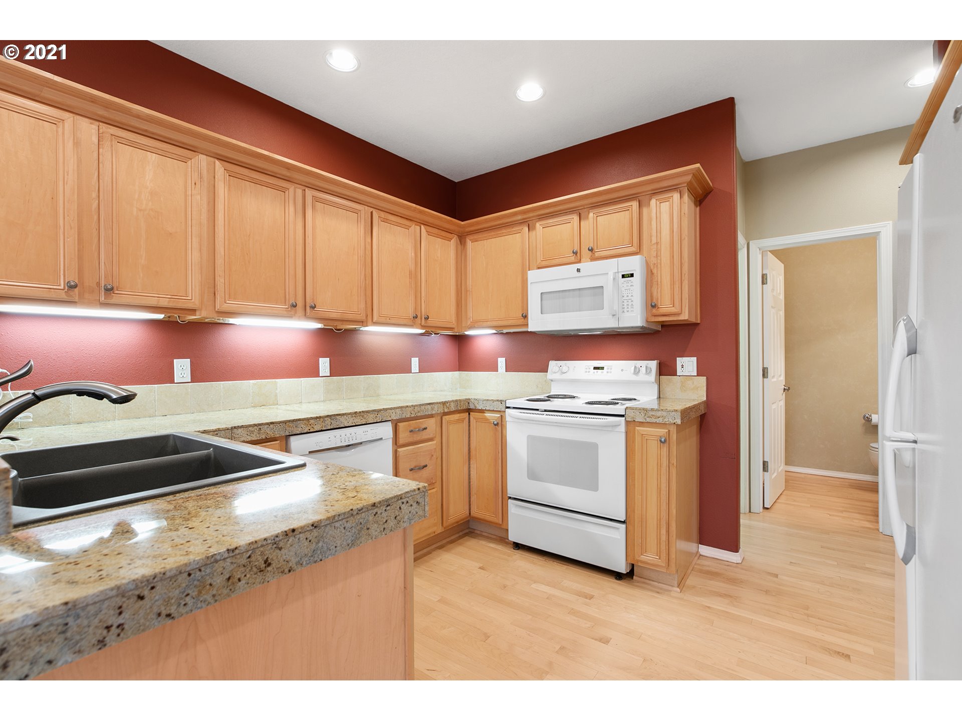 3737 Southwest Stephenson Street Portland, OR 97219 - Photo 8 of 23 Gallery Image 8