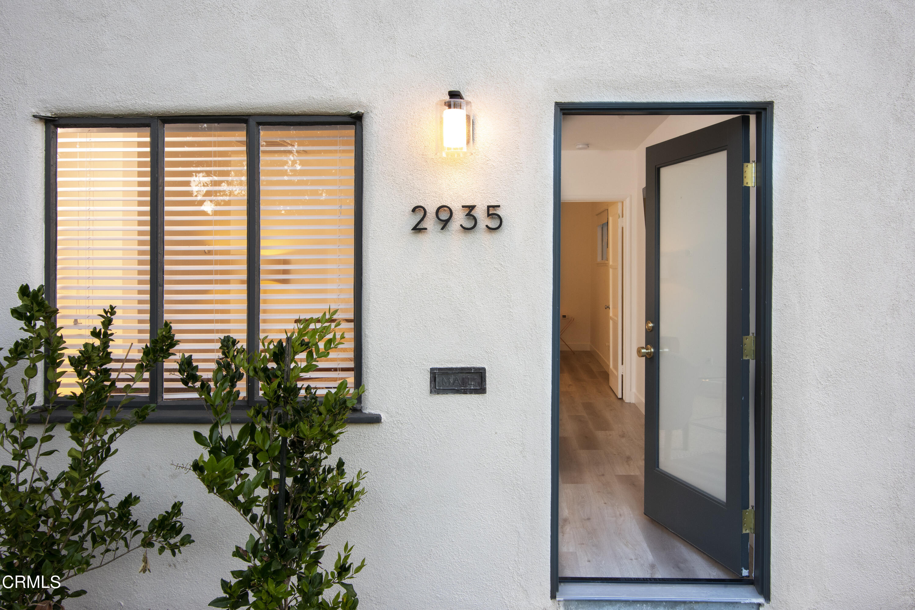 2935 Morningside Street Pasadena, CA 91107 - Photo 4 of 31 a bathroom with a potted plant