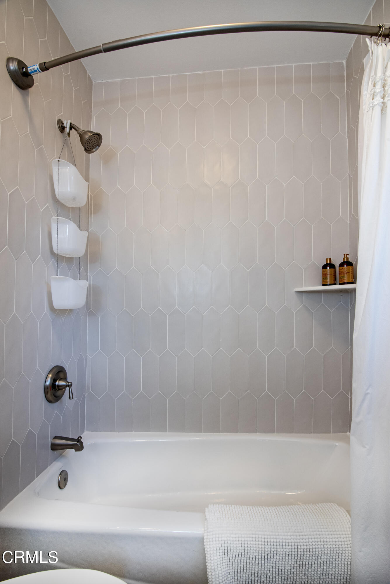 2935 Morningside Street Pasadena, CA 91107 - Photo 10 of 31 a bathroom with a shower and a bath tub