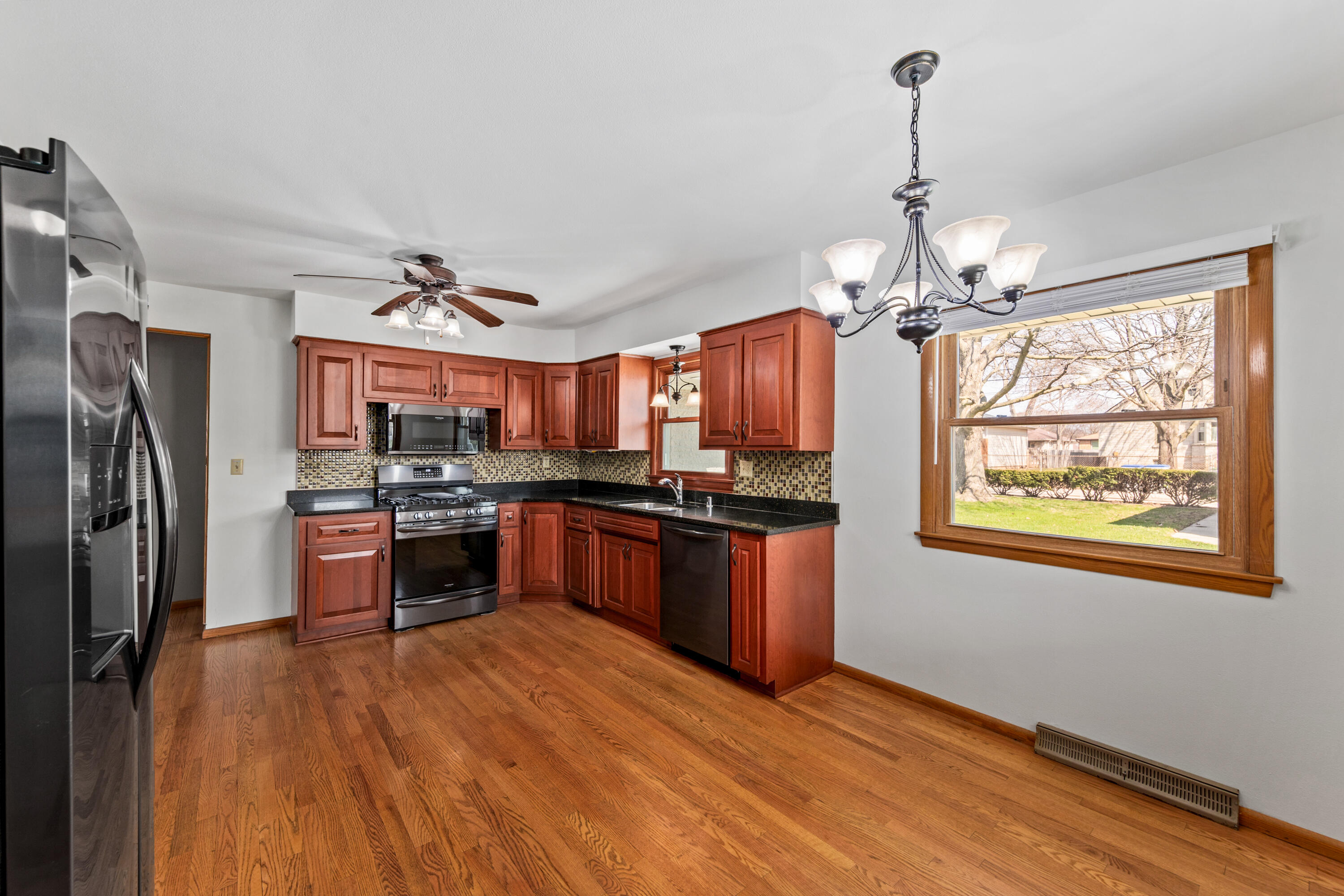 4052 North 89th Street Milwaukee, WI 53222 - Photo 10 of 36 4052 N 89th St-11