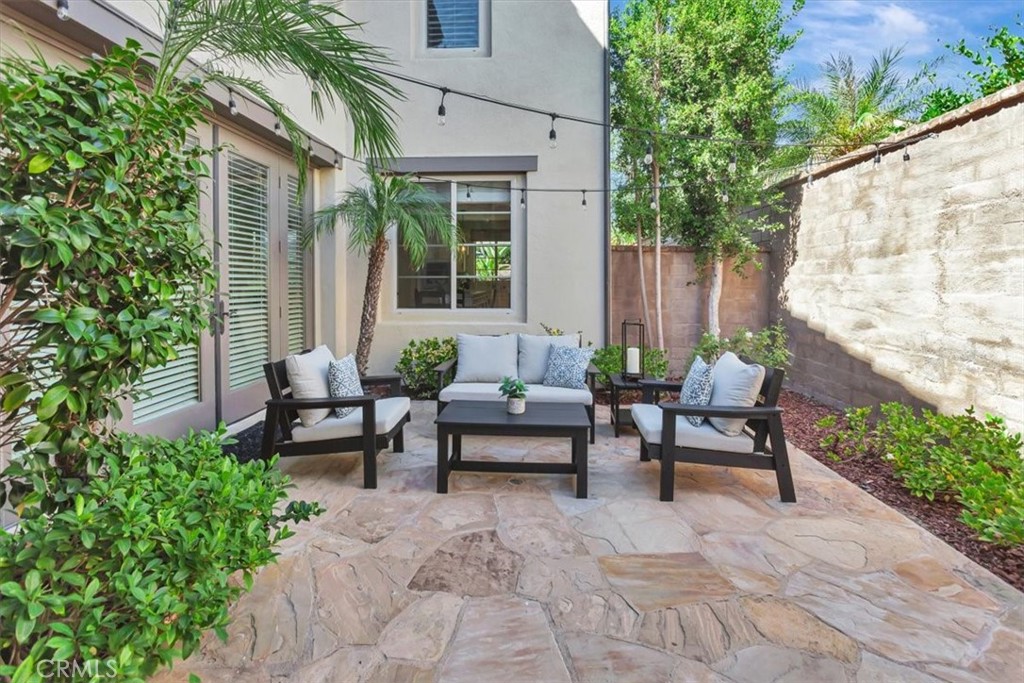 15 Julia Street Ladera Ranch, CA 92694 - Photo 7 of 51 Courtyard/side yard area.