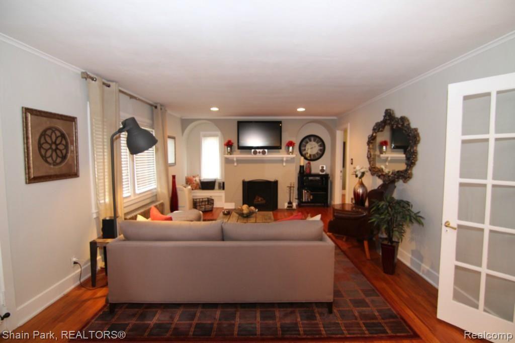 1351 East Maple Road Birmingham, MI 48009 - Photo 8 of 32 Wonderful Great Room