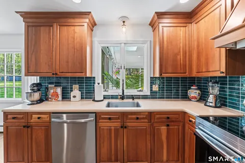 $750,000 | 7 Arapaho Road, Brookfield, CT 06804