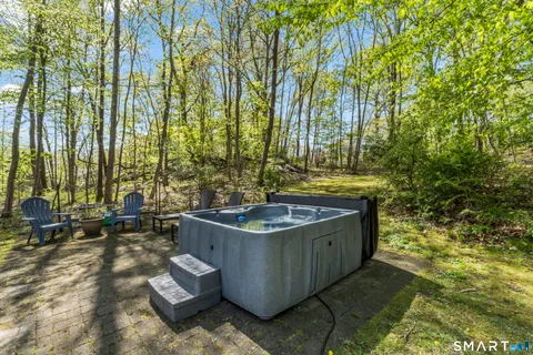 $750,000 | 7 Arapaho Road, Brookfield, CT 06804