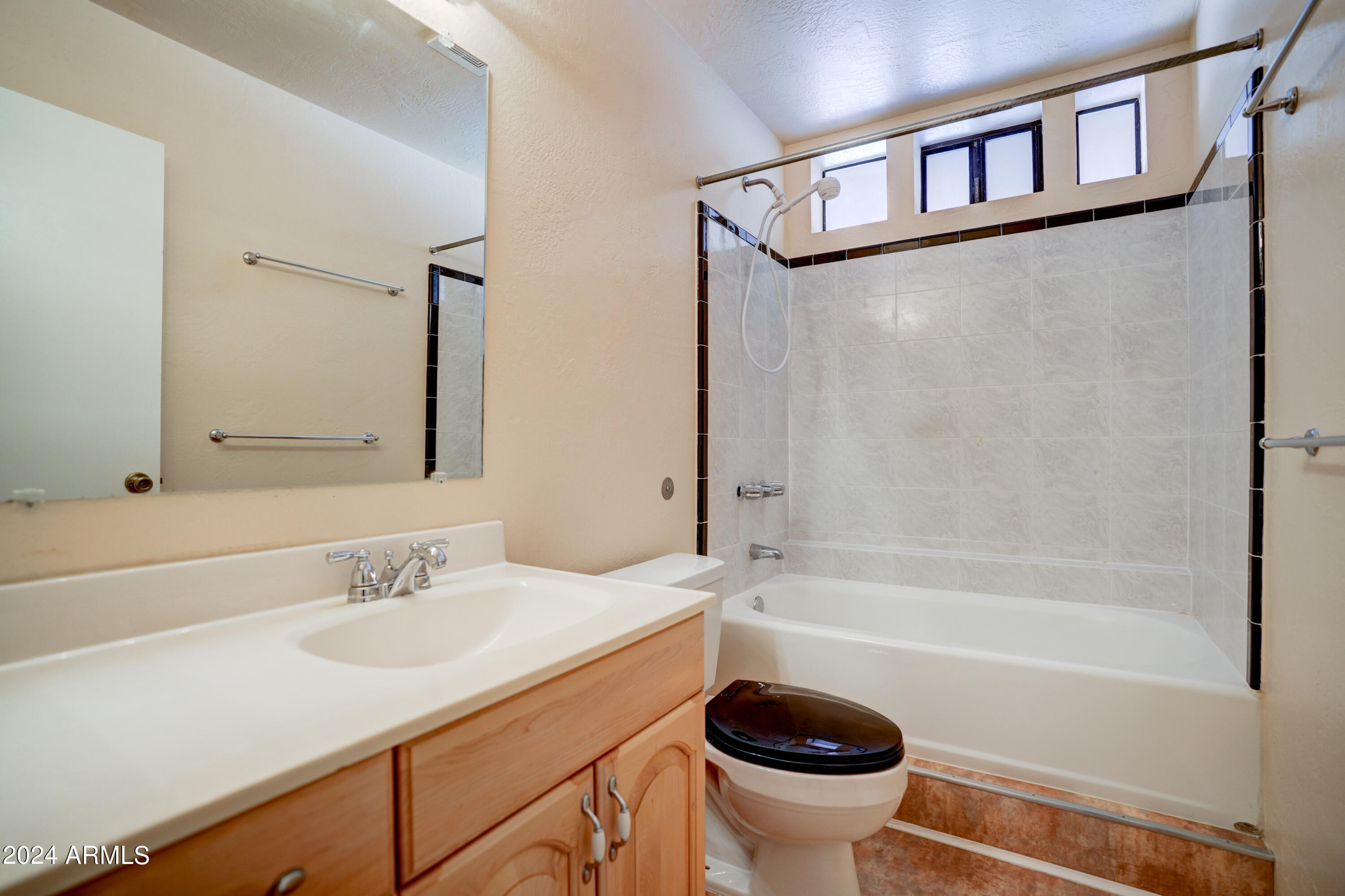 4990 East Geronimo Road Rimrock, AZ 86335 - Photo 18 of 40 Guest Bathroom