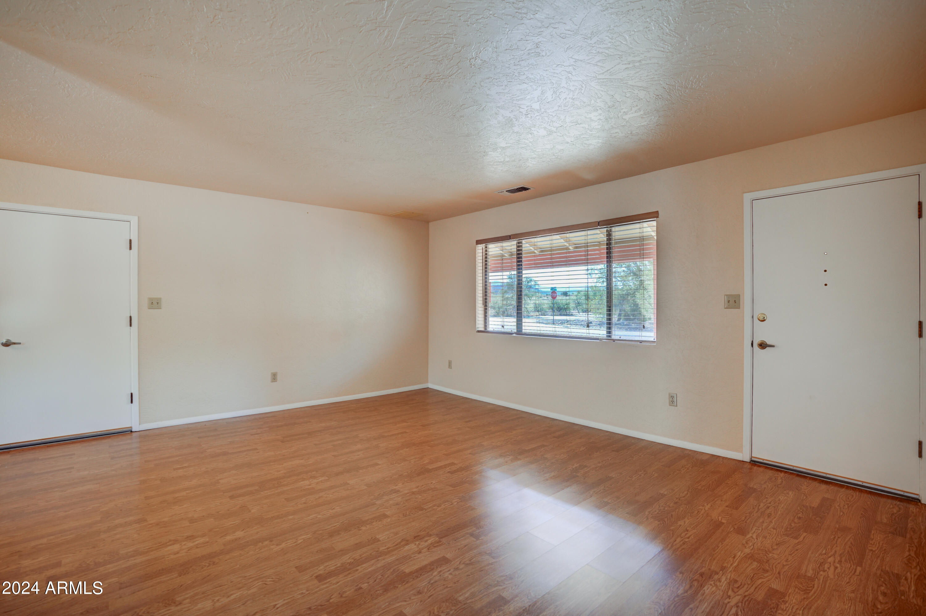 4990 East Geronimo Road Rimrock, AZ 86335 - Photo 4 of 40 Living Room 1