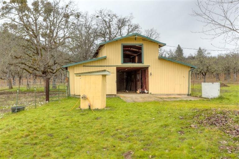 16110 Jones Road White City, OR 97503 - Photo 20 of 32 5 stall barn with water, electricity, fo