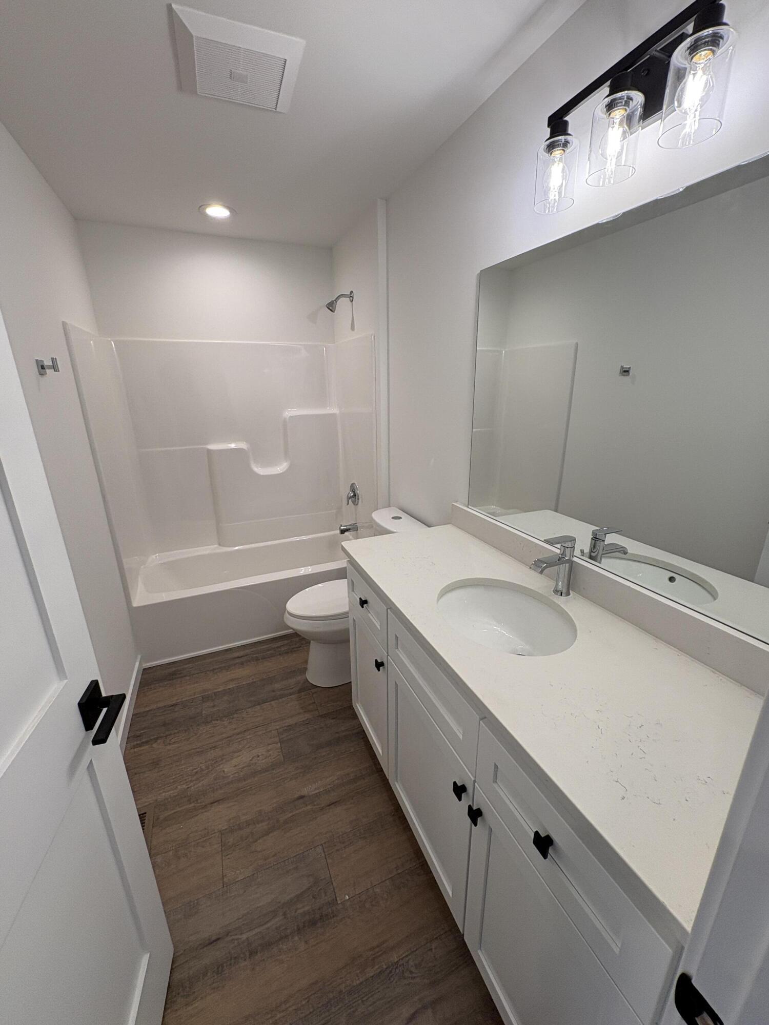 269 Cardinal Drive Sullivan, WI 53178 - Photo 19 of 35 Bathroom 2