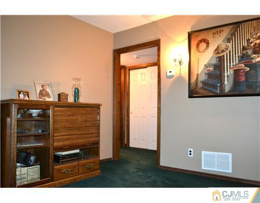 36 West Knollwood Road Edison, NJ 08817 - Photo 5 of 25 Gallery Image 5