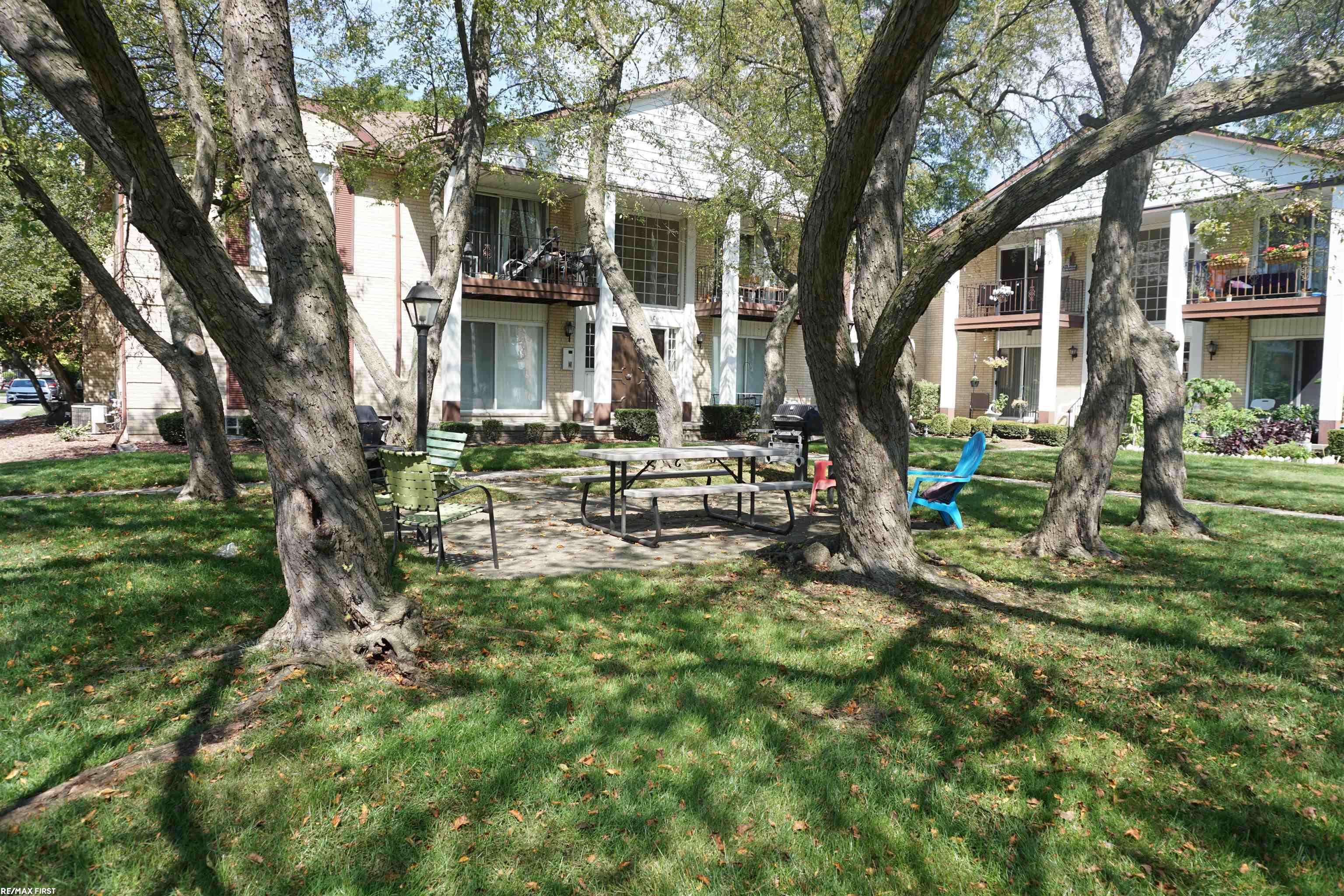 29249 Hayes Road Warren, MI 48088 - Photo 4 of 34 50150225-28925da1-242b-4d3b-ab1c-c598bacc4100.JPG