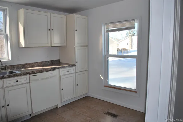 $2,850 | 22 Dekay Road, Warwick, NY 10990