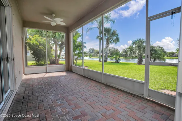 a view of yard with green space