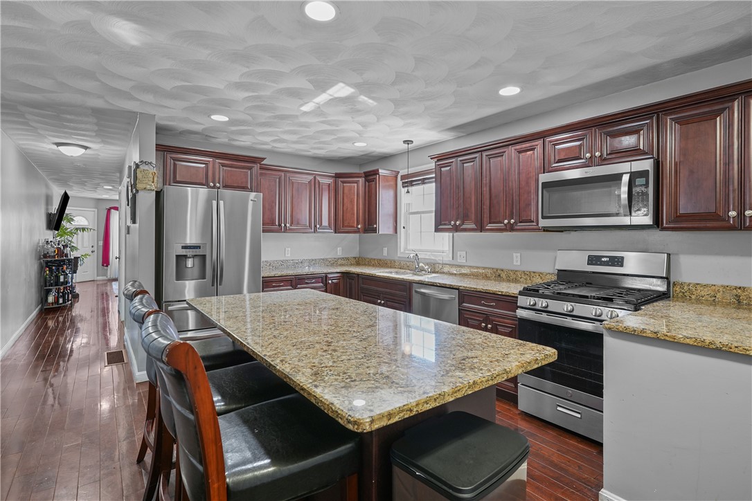 98 Oakland Avenue Providence, RI 02908 - Photo 11 of 49