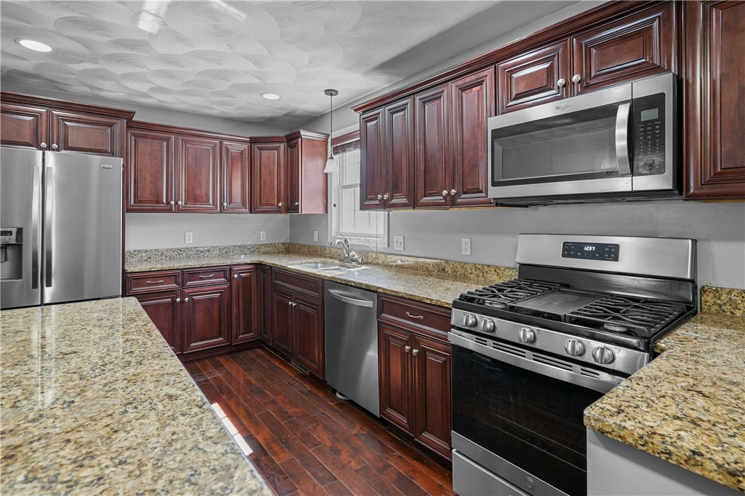 98 Oakland Avenue Providence, RI 02908 - Photo 12 of 49