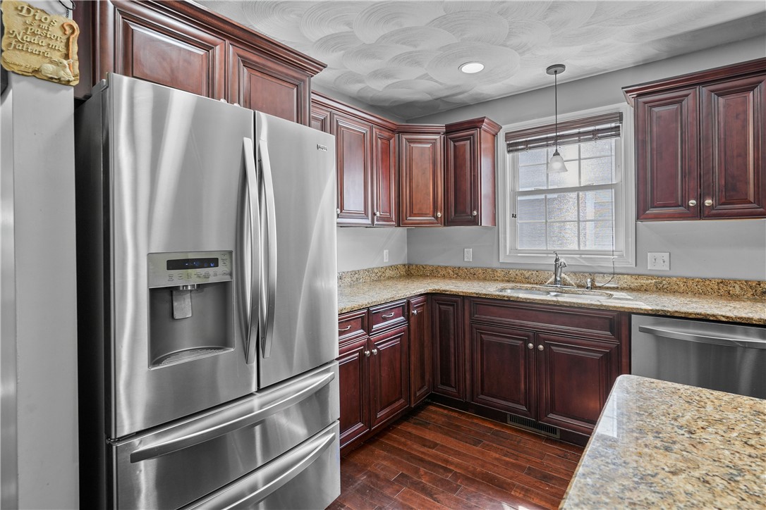 98 Oakland Avenue Providence, RI 02908 - Photo 14 of 49