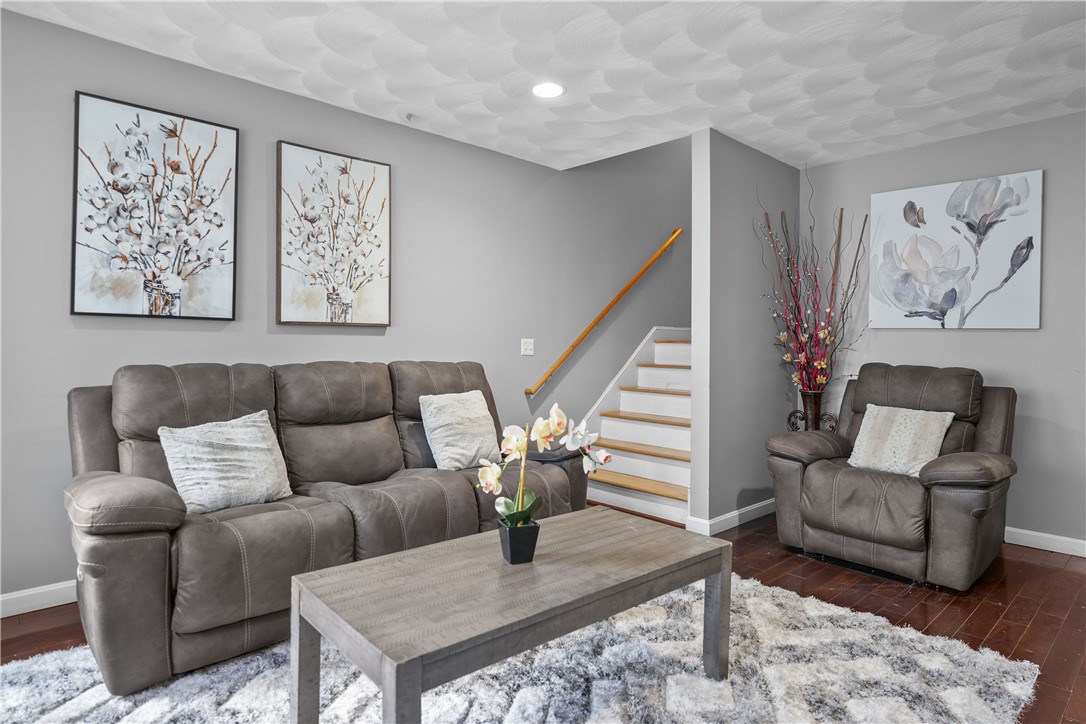 98 Oakland Avenue Providence, RI 02908 - Photo 3 of 49