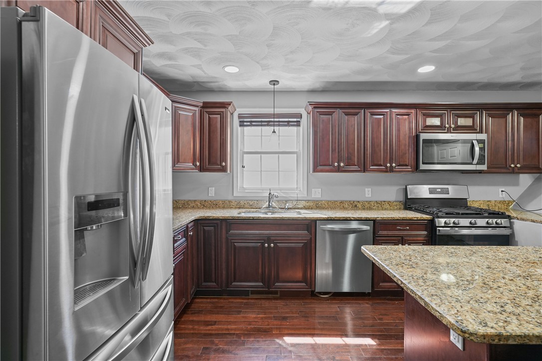 98 Oakland Avenue Providence, RI 02908 - Photo 9 of 49