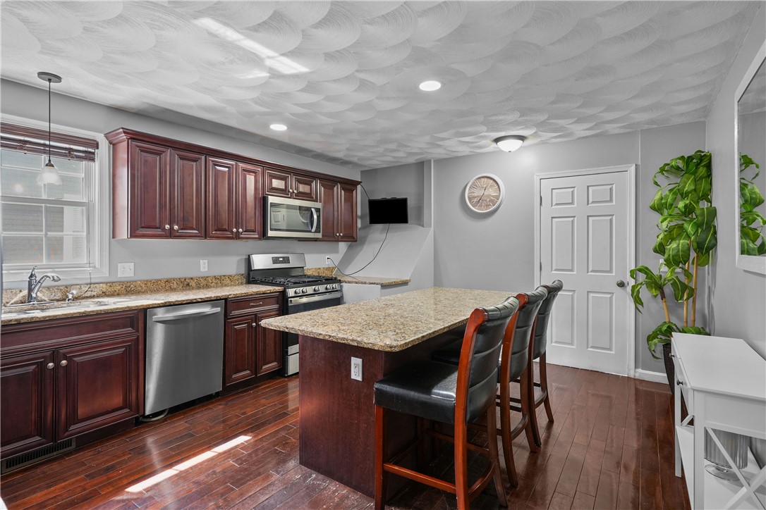 98 Oakland Avenue Providence, RI 02908 - Photo 10 of 49