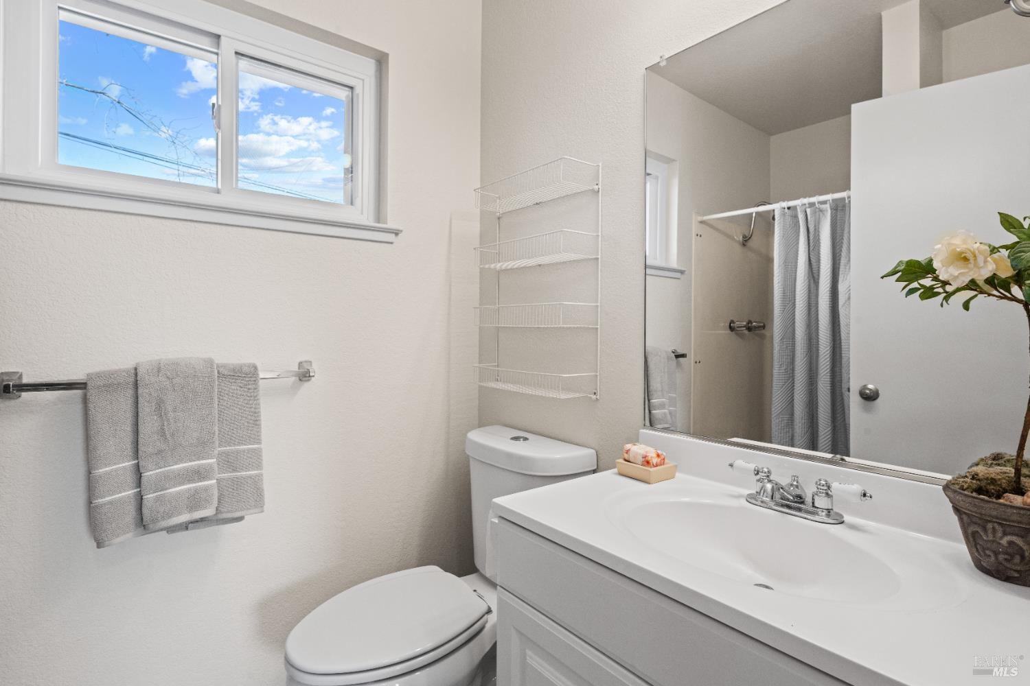 201 Main Circle Ukiah, CA 95482 - Photo 11 of 20 Primary bath