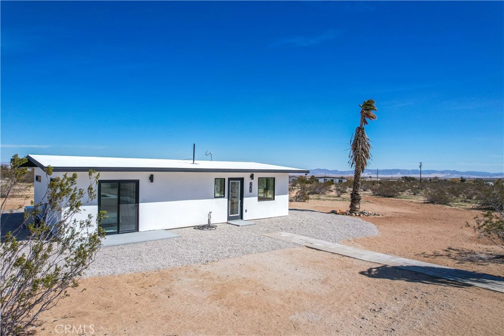 a view of a house with a backyard