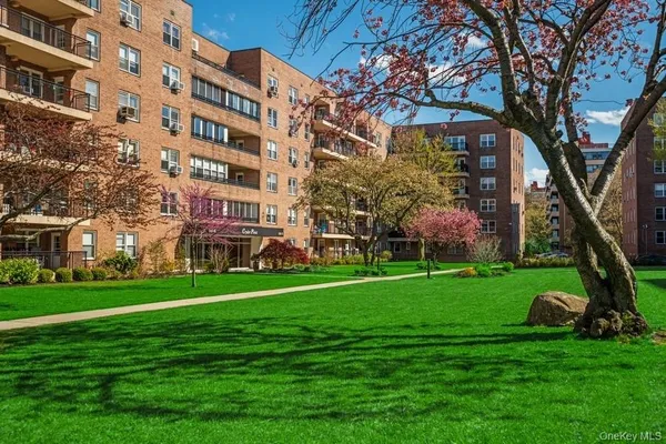 $559,888 | 162-41 Powells Cove Boulevard, Unit 4G | Beechhurst