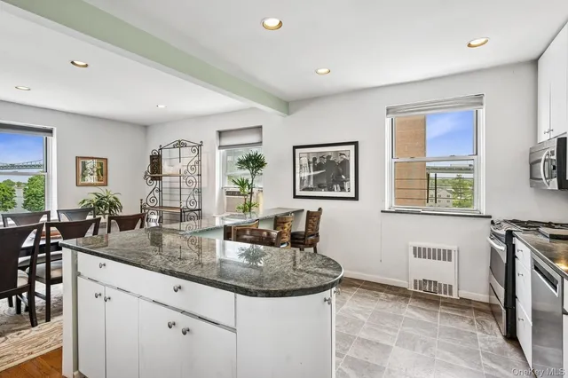 $559,888 | 162-41 Powells Cove Boulevard, Unit 4G | Beechhurst