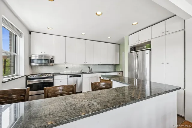 $559,888 | 162-41 Powells Cove Boulevard, Unit 4G | Beechhurst