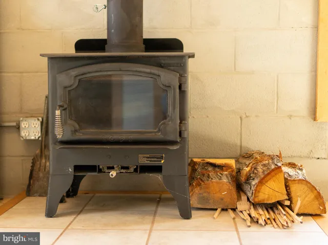 a view of entryway with livingroom
