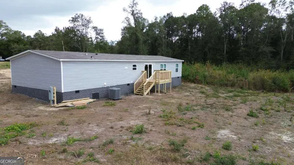 a view of a house with backyard