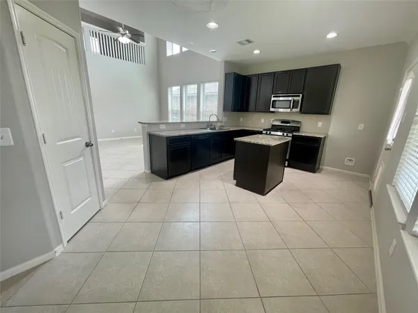 $2,300 | 2521 Amy Lee Drive, Conroe, TX 77304