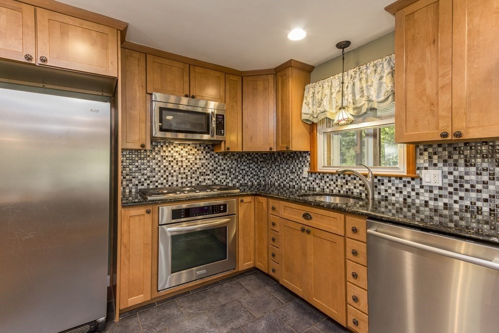 23 Pond Street Medway, MA 02053 - Photo 7 of 34