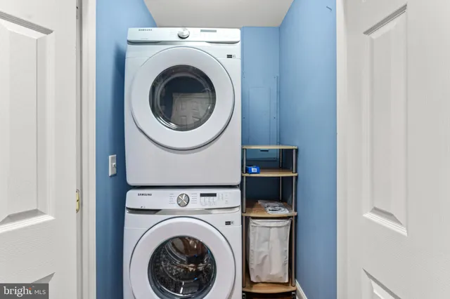 a close up view of a washer and dryer