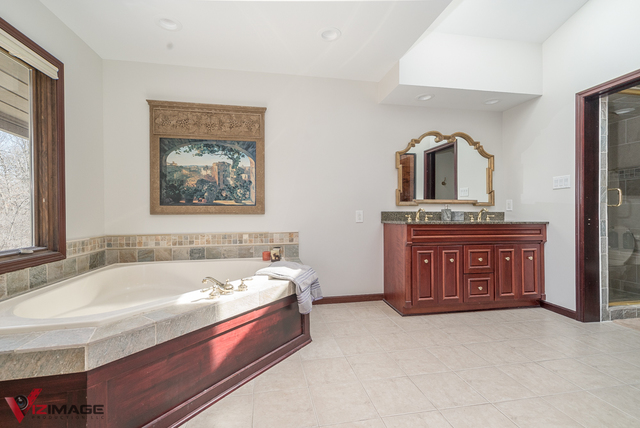 44 Old Creek Road Palos Park, IL 60464 - Photo 22 of 38 a spacious bathroom with a tub sink and mirror