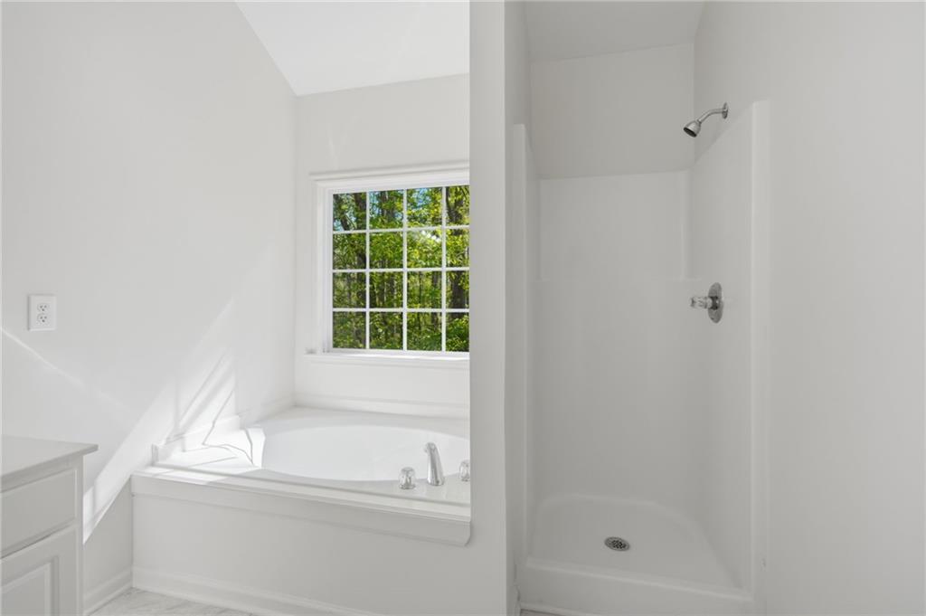 9485 Waldrip Road Gainesville, GA 30506 - Photo 15 of 30 a bathroom with a bathtub