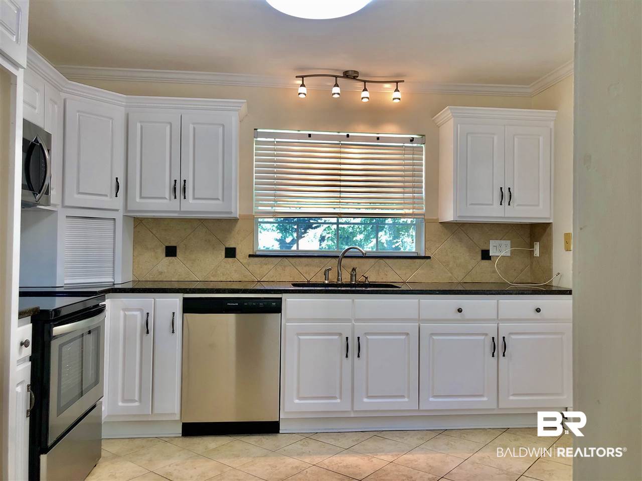 365 Gaines Avenue Mobile, AL 36609 - Photo 11 of 29