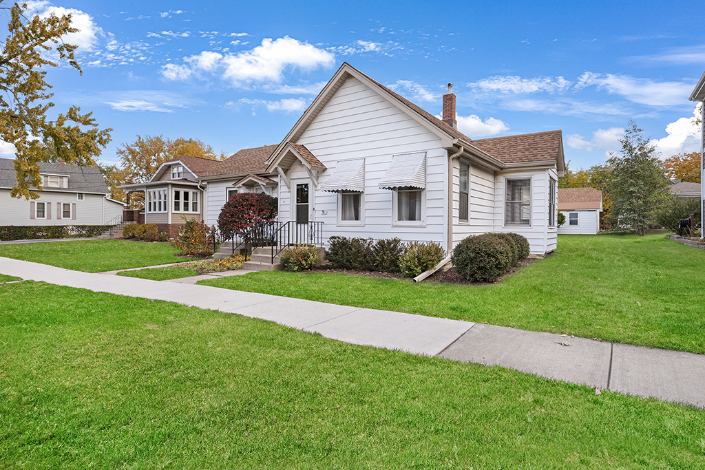 717 Warner Avenue Lemont, IL 60439 - Photo 4 of 29 a front view of a house with a garden