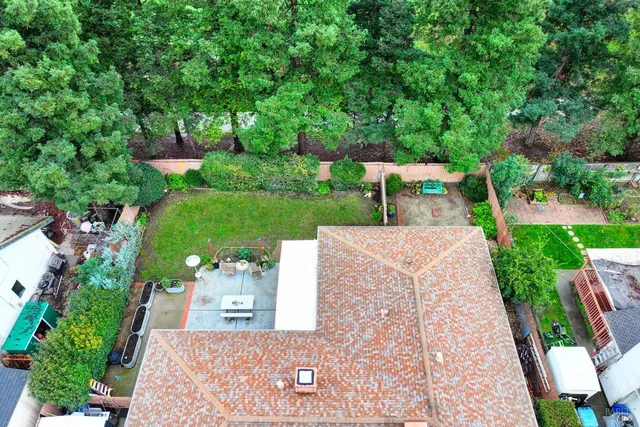 a view of a house with backyard and sitting area