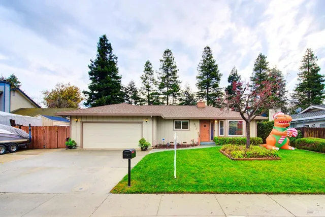 a front view of house with garage and yard