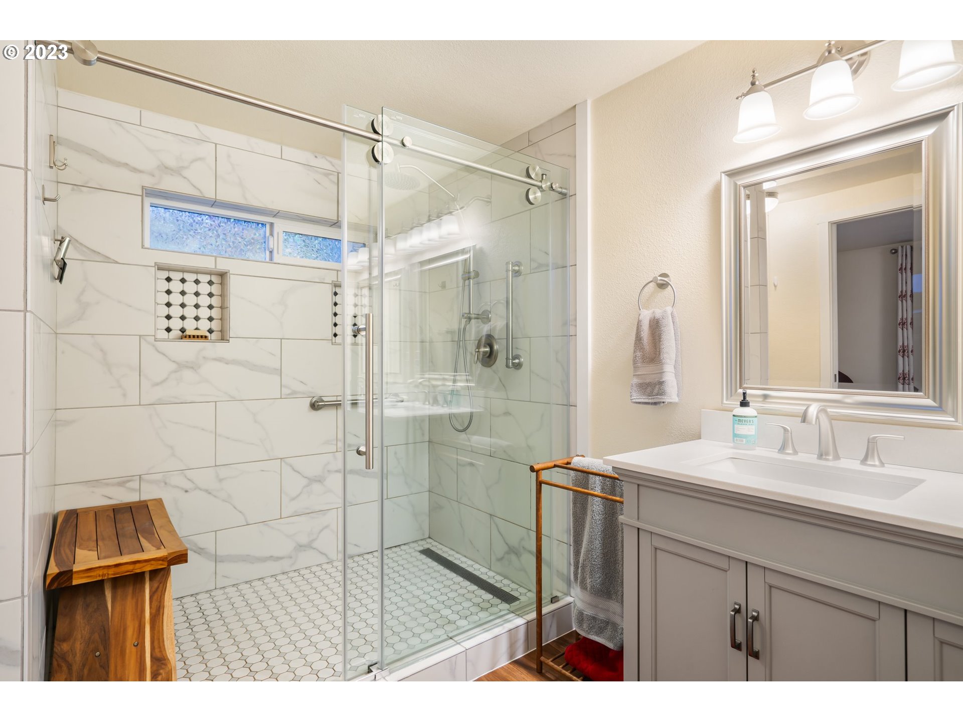 345 3rd Street Northeast Irrigon, OR 97844 - Photo 21 of 39 a bathroom with a sink a shower a mirror and a shower