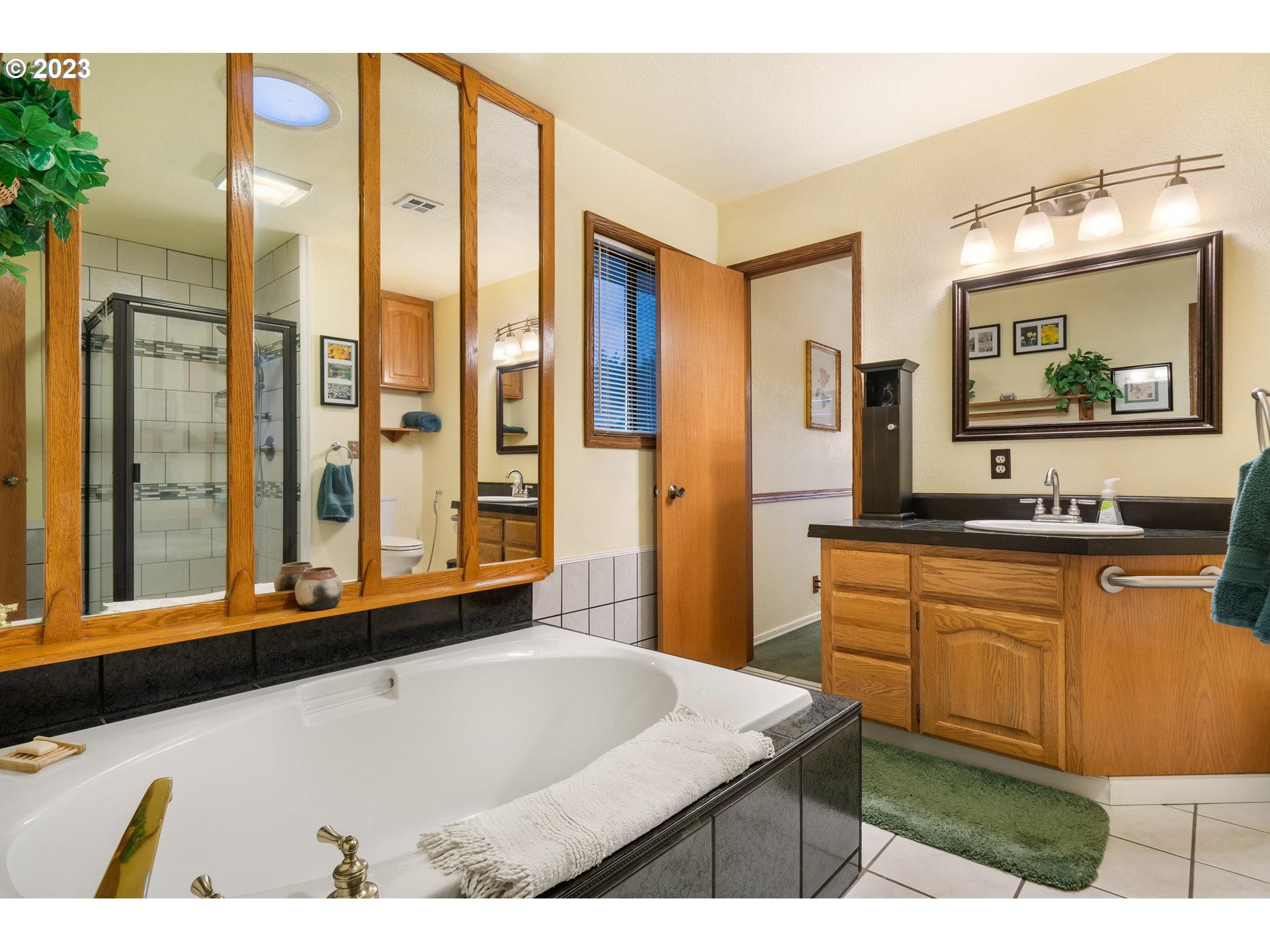 345 3rd Street Northeast Irrigon, OR 97844 - Photo 25 of 39 a bathroom with a tub a sink and a large mirror