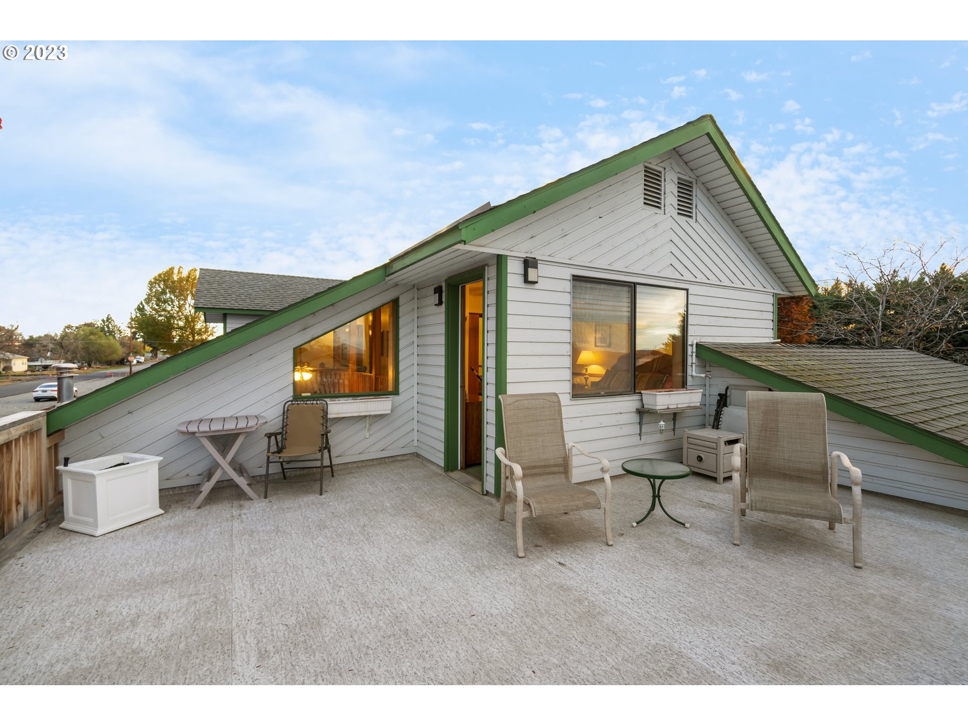 345 3rd Street Northeast Irrigon, OR 97844 - Photo 28 of 39 a backyard of a house with table and chairs